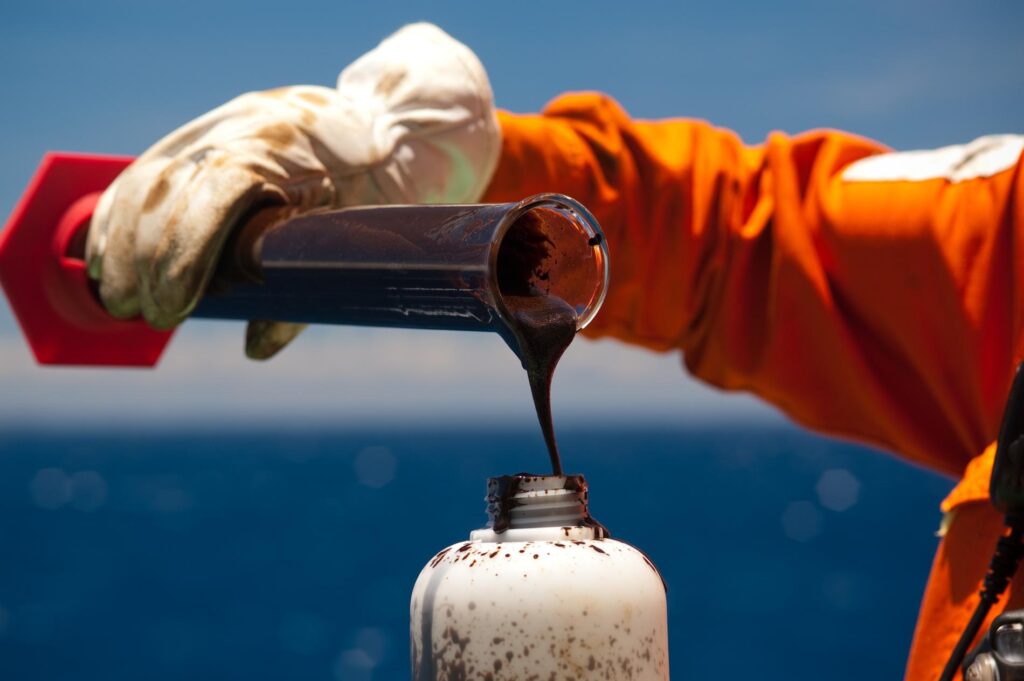 Amostra-de-Petroleo-Foto-Roberto-Rosa-_-Agencia-Petrobras-1024x681 Retomada da indústria naval e offshore terá presença de Lula em Angra dos Reis