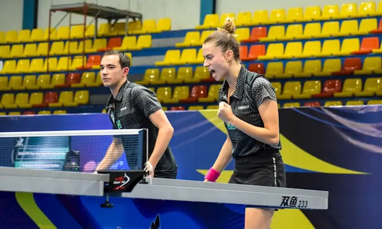 Calderano-e-Takahashi-Divulgacao-ITTF-Americas Calderano vence na estreia do tênis de mesa em Singapura