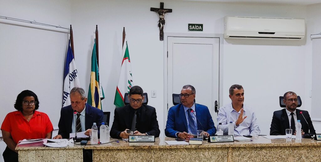 Camara-de-Jaguare-Mesa-com-prefeito-scaled-e1739993629293-1024x518 Marcos Guerra prega harmonia com os vereadores em favor da população