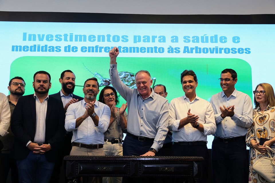 Casagrande-com-familia-Helio-Filho-SecomES Casagrande anuncia mais R$ 635 milhões em novas ações de saúde