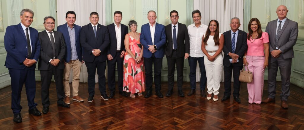 Casagrande-com-nova-Mesa-Diretora-Helio-Filho-Secom-ES-B-1024x439 Reeleito por unanimidade na Assembleia, Marcelo Santos prega união e transparência