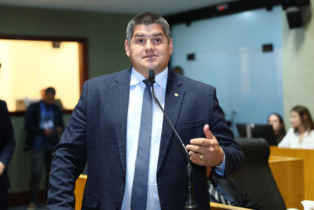 Deputado-Alexandre-Xambinho-Ellen-Campanharo-Ales-1024x683 Deputado quer solução para acabar com emaranhado de fios