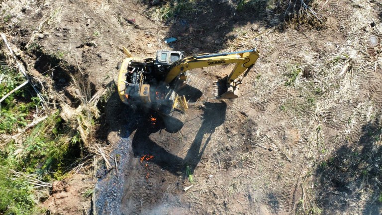 Destruicao-de-maquinas-PF-3 Operação inutiliza garimpo que soterrou trabalhadores