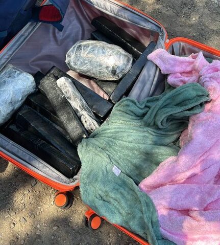 Drogas-em-mala-Agencia-PF-e1738792322429 PF e PRF apreendem 21 kg de drogas com mulher em ônibus de São Paulo para Vitória