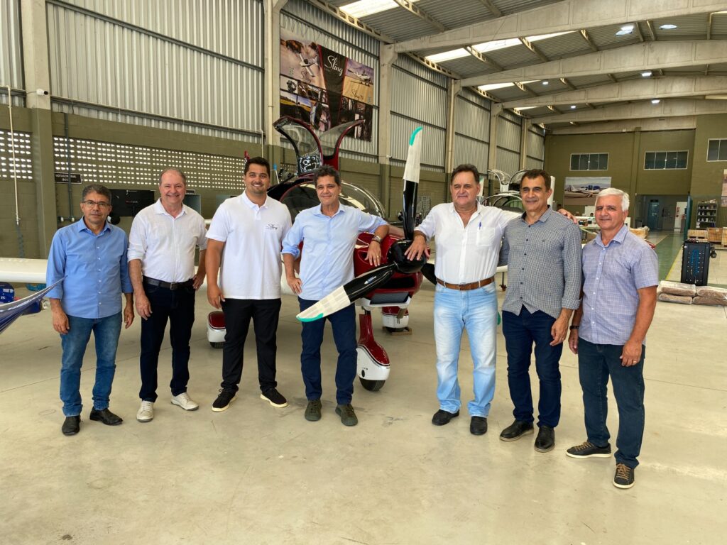 Ferraco-na-fabrica-de-avioes-1024x768 Ricardo Ferraço visita fábrica de aviões em Jaguaré e destaca diversidade da economia capixaba