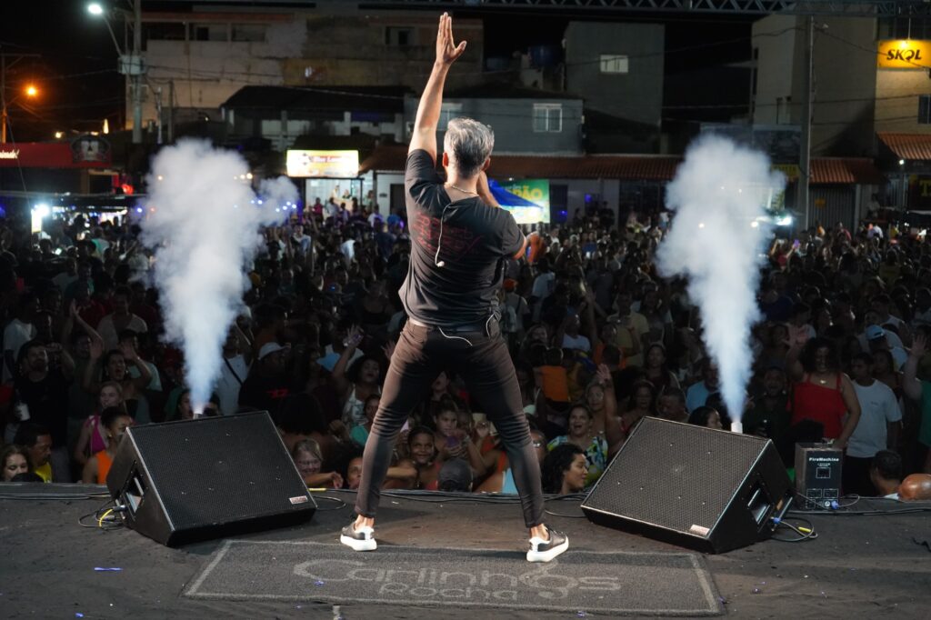 Guriri-Carlinhos-Rocha-cantor-PMSM-1024x682 Sextou em Guriri com cinema e shows de Léo Lima e Manoghetto