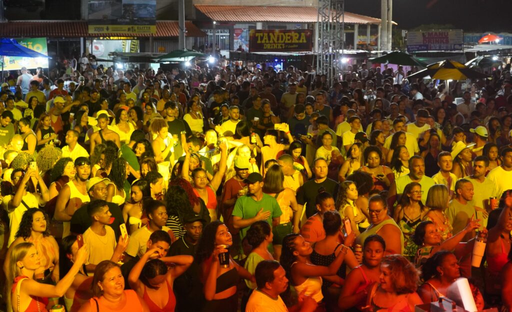 Guriri-Carlinhos-Rocha-publico-PMSM-e1738813958786-1024x624 Sextou em Guriri com cinema e shows de Léo Lima e Manoghetto