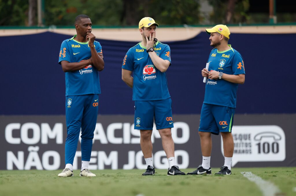 Juan-Santos-Lucas-Silvestre-e-Pedro-Sotero-Rafael-Ribeiro-CBF-1024x679 Com auxiliares, Dorival vai à Europa observar jogadores antes de convocar Seleção