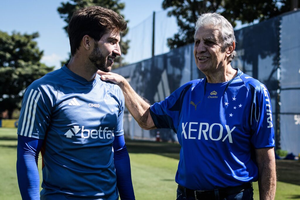 Lucas-Silva-com-Piazza-Gustavao-Aleixo-Gruzeiro-1024x683 Campeão em 70, Piazza festeja 82 anos