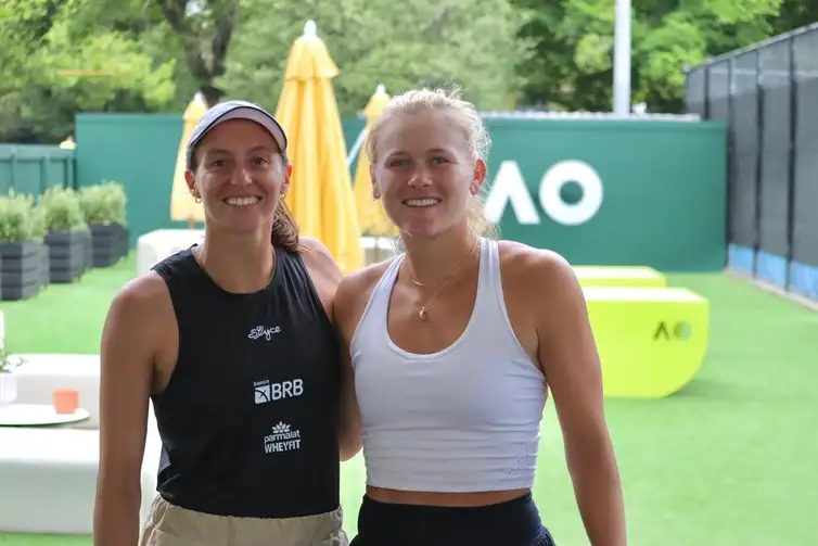 Luisa-Stefani-e-Peyton-Stearns-em-Doha-WTA-Divulgacao Bia Haddad avança para as oitavas no WTA de Doha