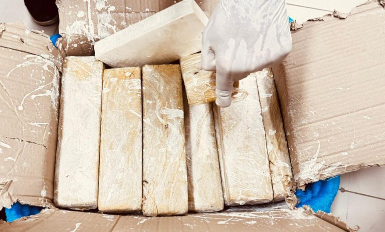 Maconha-na-caixa-PF Perseguido por policiais, traficante abandona veículo com 413 kg de maconha