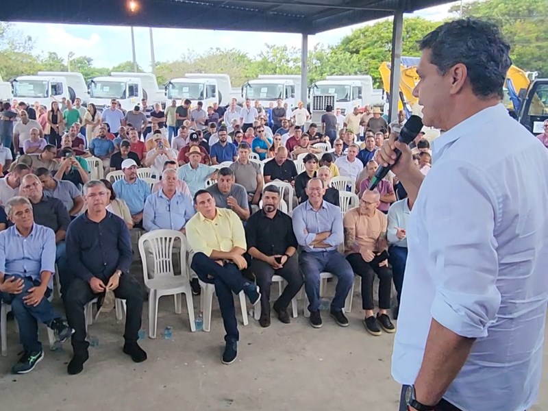 Maquinas-ES-1-Leo-Junior-Vice-Governadoria Estado entrega máquinas agrícolas para 30 municípios