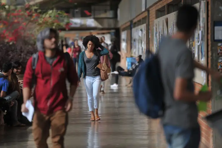 UNB-Marcello-Casal-Jr.-Arquivo-ABr Brasileiros adultos com ensino superior completo chegam a 18,4%