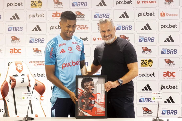 BH-com-Boto-Gilvan-de-Souza-Flamengo Bruno Henrique recebe homenagem pelo 100º gol no Flamengo