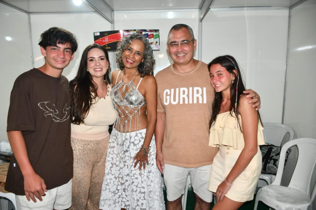 Carla-Visi-com-a-familia-do-prefeito-PMSM-Divulgacao-1024x682 Falamansa comanda a segunda-feira de carnaval em Guriri