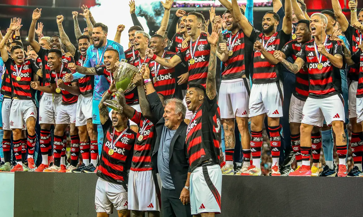 Flamengo-campeao-com-Zico-Gilvan-de-Souza-Flamengo É campeão de novo: Flamengo fatura o 39º Cariocão