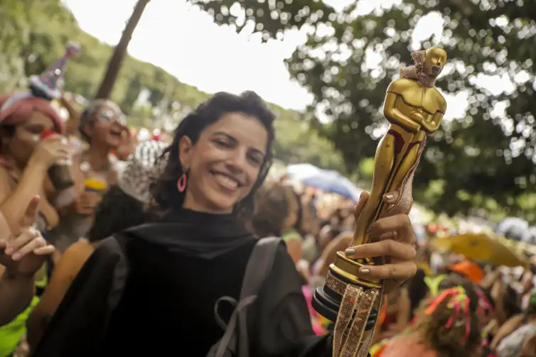 Folia-de-Fernanda-Torres-Joedson-Alves-Agencia-Brasil É HOJE: “Ainda Estou Aqui” chega "vencedor" ao Oscar, dizem estudiosos