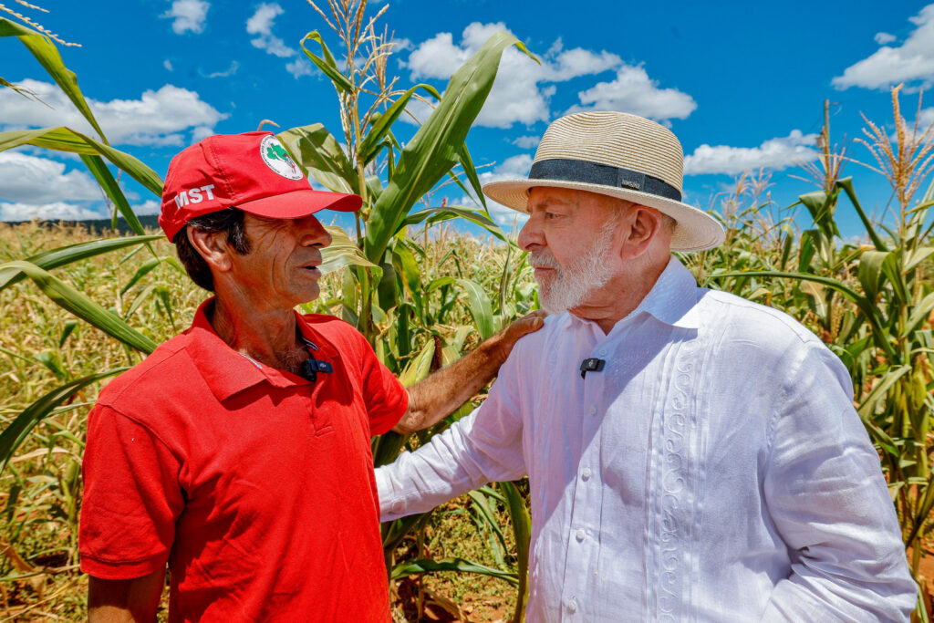 Lula-com-a-reforma-agraria-Ricardo-Stuckert-PR-2-1024x683 Lula entrega mais de 12 mil lotes de terras da reforma agrária