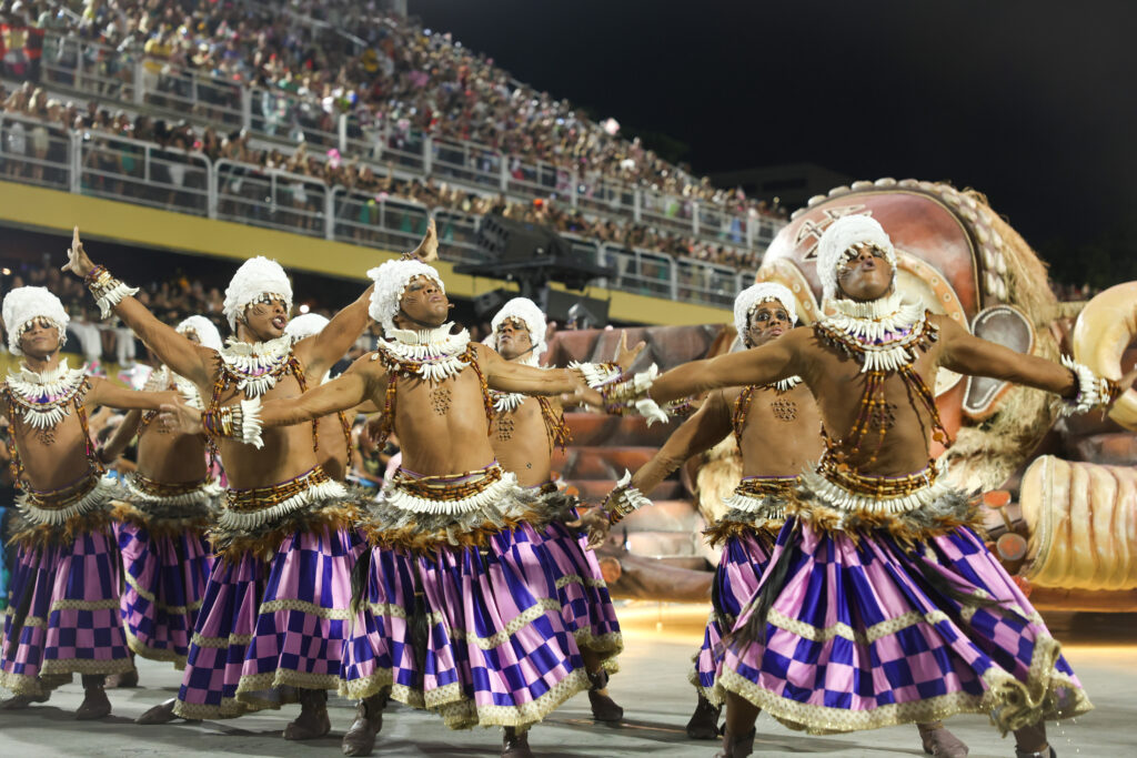 Mangueira-4-Tomaz-Silva-ABr-1024x683 Água, fogo e fumaça marcam desfiles do 1º dia do grupo especial no Rio de Janeiro