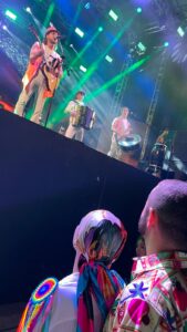 Monique-e-Danilo-olham-para-o-palco-169x300 Falamansa emociona com música para Monique Cruz no carnaval de Guriri