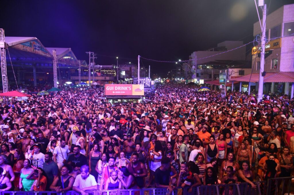 Multidao-no-domingo-de-carnaval-PMSM-Divulgacao-1024x682 Falamansa comanda a segunda-feira de carnaval em Guriri