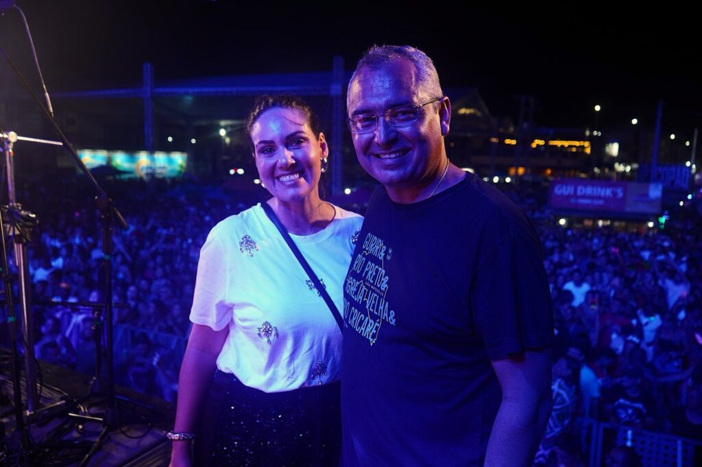 Prefeito-e-primeira-dama-1024x682 Falamansa emociona com música para Monique Cruz no carnaval de Guriri