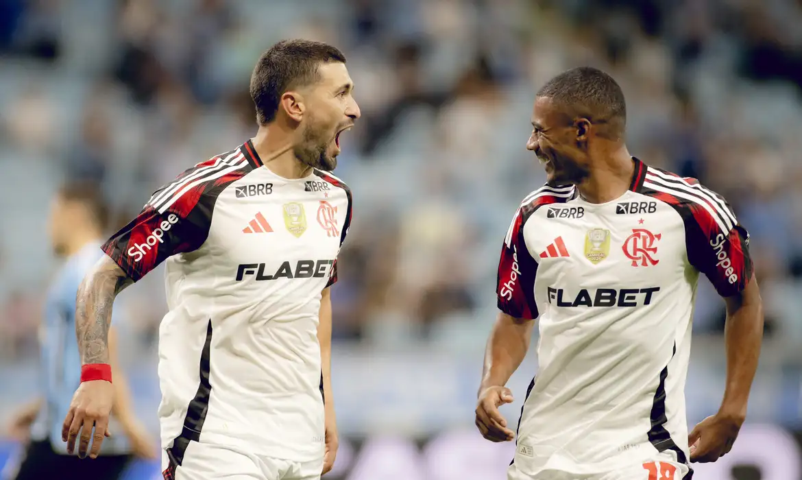 Arrascaeta-faz-dois-gols-Adriano-Fontes-CRF-melhor Com dois gols de Arrasca, Flamengo vence de novo e assume a liderança do Brasileirão