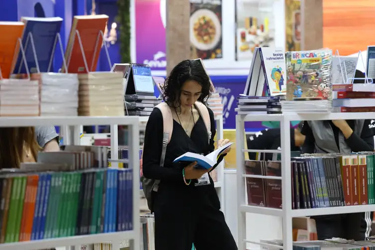 Bienal-do-Livro-SP-Rovena-Rosa-ABr Maioria no país, alunos mais pobres têm menor aprendizado em leitura