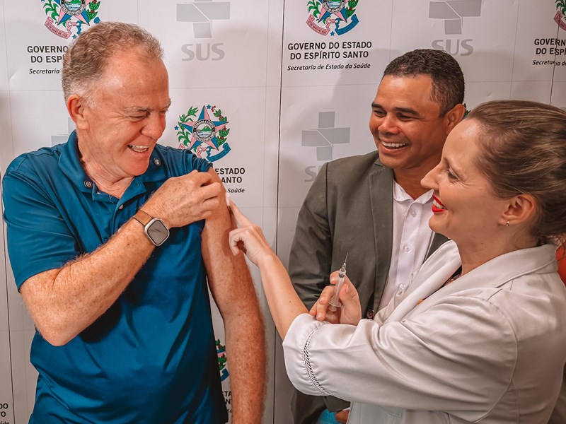 Casagrande-vacinado-Mateus-Fonseca-Governo-ES-capa Casagrande lança estratégia de vacinação contra influenza no Espírito Santo