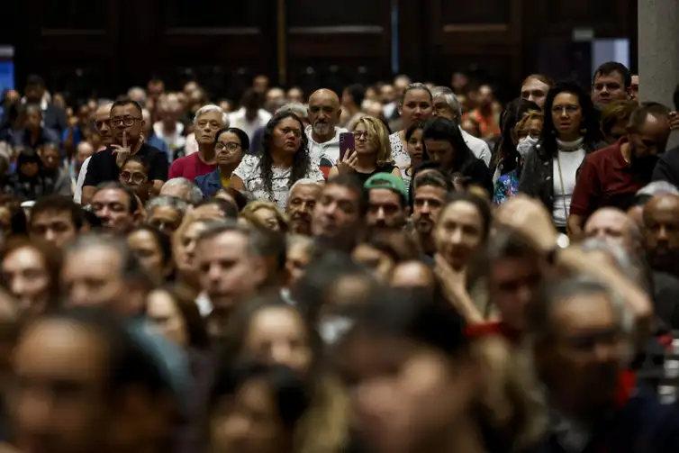 Catedral-da-Se-SP-povo-Paulo-Pinto-ABr Fiéis lotam Catedral da Sé em homenagem ao Papa Francisco