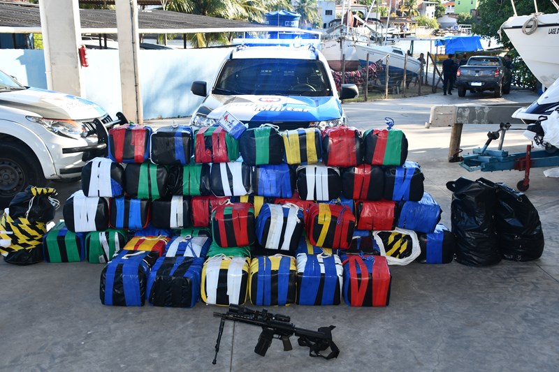 Cocaina-em-Guarapari-PM-ES-2 PM apreende 1.394 kg de cocaína e fuzil AR-15 em marina de Guarapari