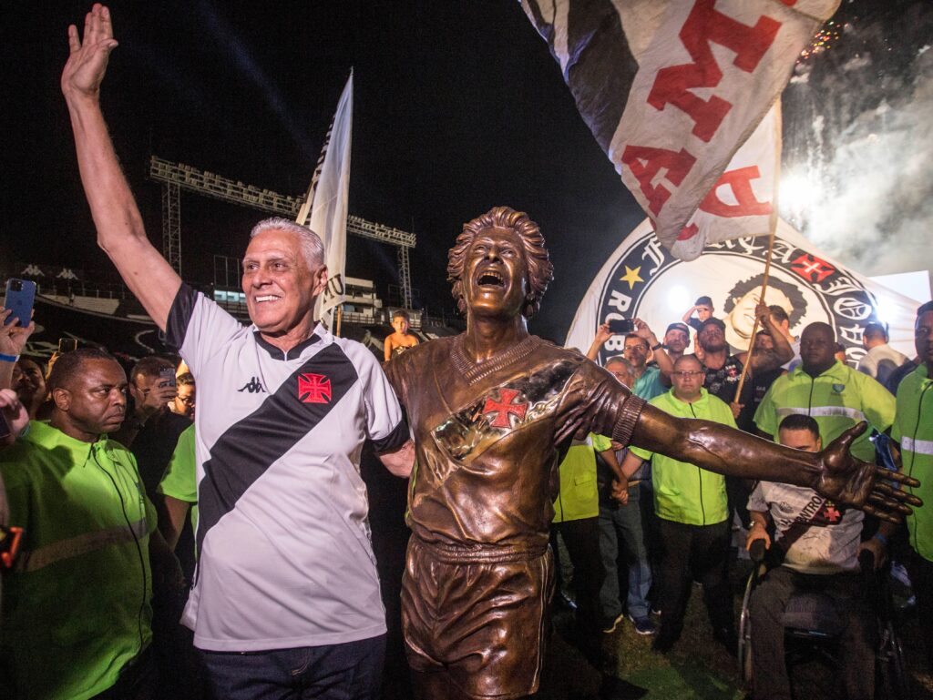 Dinamite-e-a-estatua-Daniel-Ramalho-CRVG-1024x769 Dinamite completaria 71 anos neste domingo