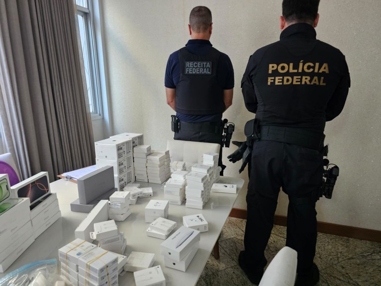 Eletronicos-Agencia-PF-6 Agentes federais apreendem eletrônicos e carros de luxo