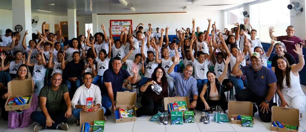 Entrega-de-material-escolar-2-1024x444 São Mateus inicia entrega de uniformes e kits de material a estudantes da rede municipal