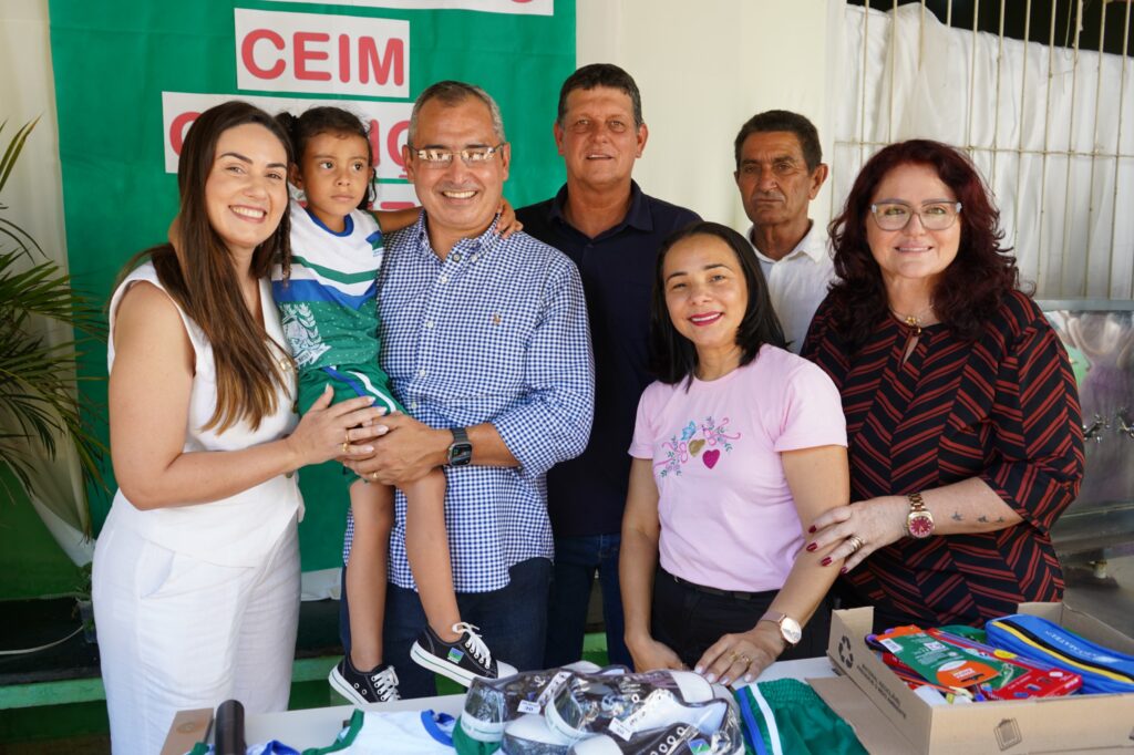 Entrega-de-uniformes-PMSM-2-1024x682 São Mateus inicia entrega de uniformes e kits de material a estudantes da rede municipal