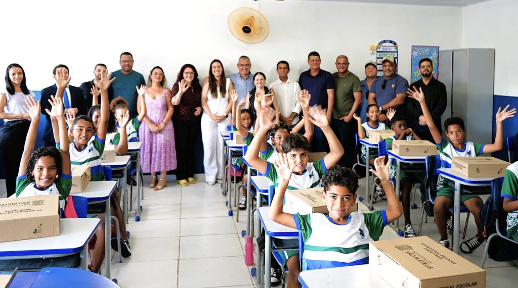Entrega-de-uniformes-PMSM-3-1024x570 São Mateus inicia entrega de uniformes e kits de material a estudantes da rede municipal