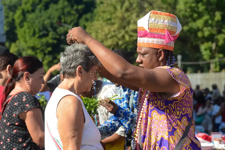 Fieis-matriz-africana-Tomaz-Silva-Agencia-Brasil Quem foi São Jorge, celebrado por católicos como santo guerreiro
