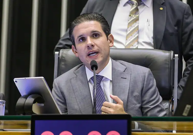 Hugo-Motta-Kayo-Magalhaes-Camara-dos-Deputados Isenção IR: Lira é relator e PP quer piso de compensação em R$ 150 mil