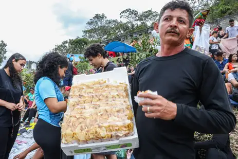 Jose-Silva-Antonio-Cruz-ABr Trabalho e estudo: ambulantes em Via-Sacra buscam sonhos