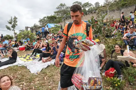 Matheus-Souza-Antonio-Cruz-ABr Trabalho e estudo: ambulantes em Via-Sacra buscam sonhos