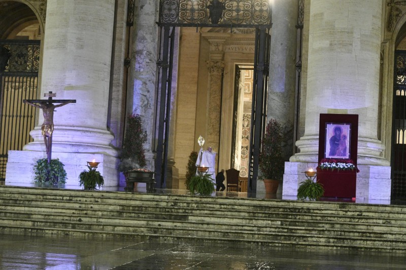 Papa-com-Santissimo-Vatican-Media-Divulgacao CNBB detalha vasto legado do Papa Francisco