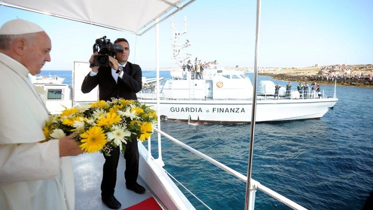 Papa-com-os-migrantes-Vatican-Media-Divulgacao CNBB detalha vasto legado do Papa Francisco