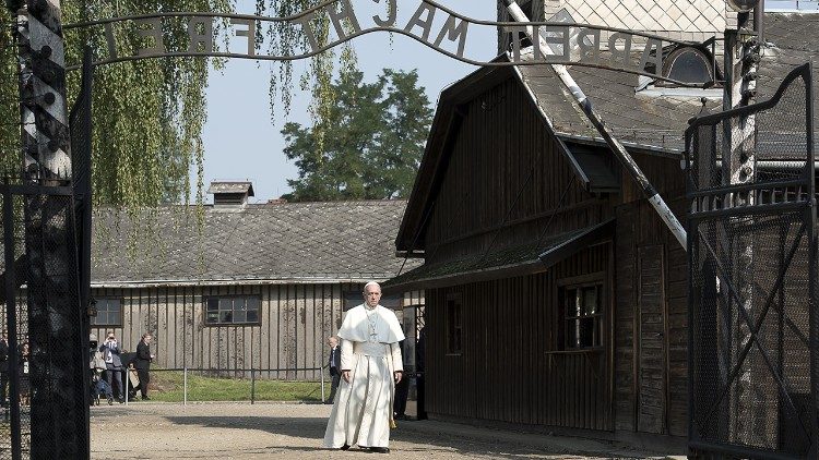 Papa-em-Auschwitz-Vatican-Media-Divulgacao CNBB detalha vasto legado do Papa Francisco
