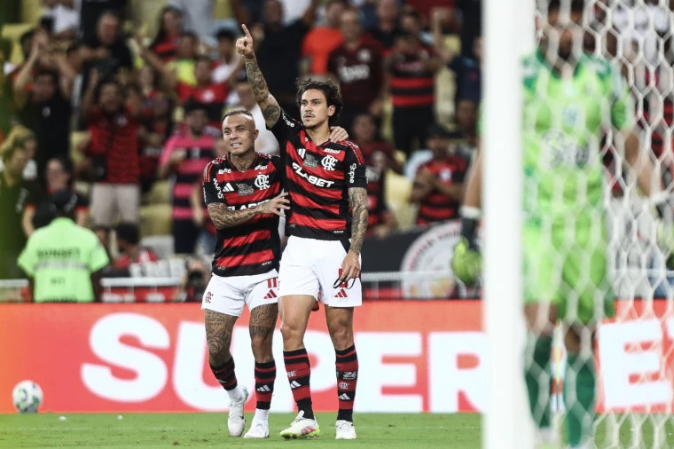 Pedro-voltou-Gilvan-de-Souza-CRF Em noite de gala, e com Pedro matador, Flamengo esmaga o Juventude e segue líder