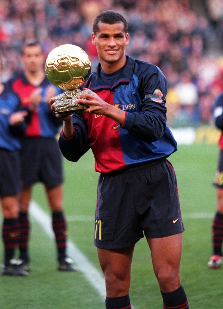 Rivaldo-no-Barca-Creditos-Reproducao-X-@fcbarcelona_br-740x1024 Rivaldo chega aos 53 anos neste sábado