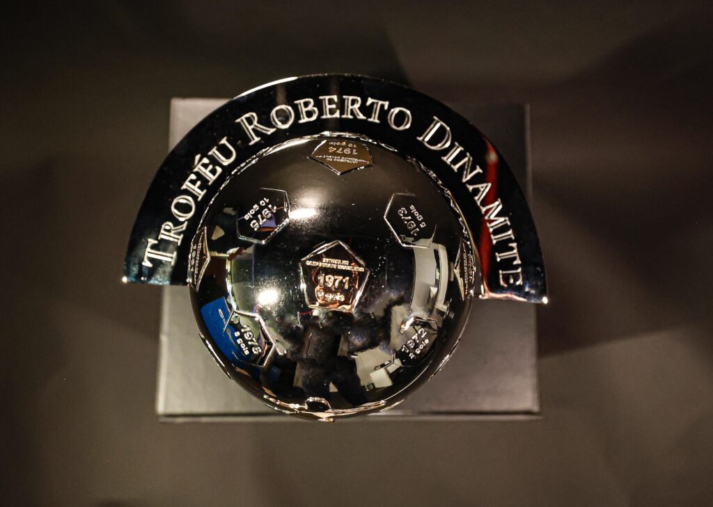 Trofeu-Roberto-Dinamite-Rafael-Ribeiro-CBF-1024x729 Dinamite completaria 71 anos neste domingo