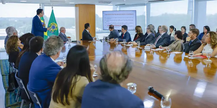 Lula-assina-RIcardo-Stuckert-PR-2 MEC proíbe cursos EaD de medicina, direito e odontologia