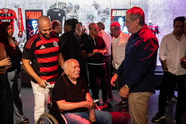 Mundial-no-Flamengo-Hermes-de-Paula-CRF Flamengo recebe a taça do Supermundial