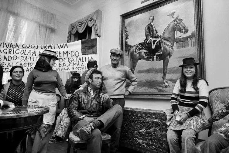 alcacer_do_sal_portugal_1975_credito_c_sebastiao_salgado Referência mundial na fotografia, Sebastião Salgado morre aos 81 anos