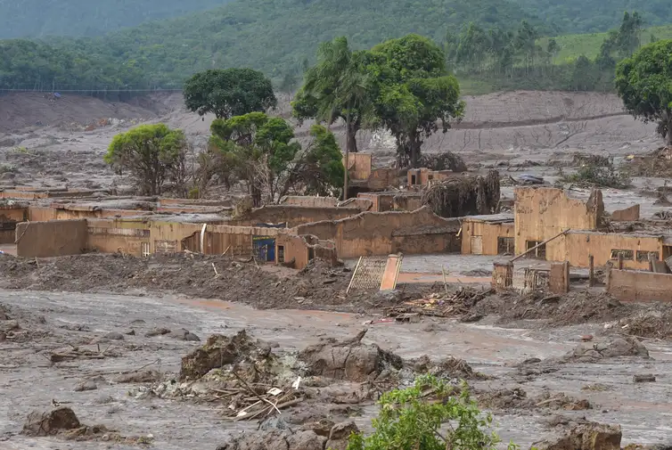 Bento-Rodrigues-Mariana-Antonio-Cruz-ABr Estudo aponta que recuperação do Rio Doce precisa avaliar mudança climática
